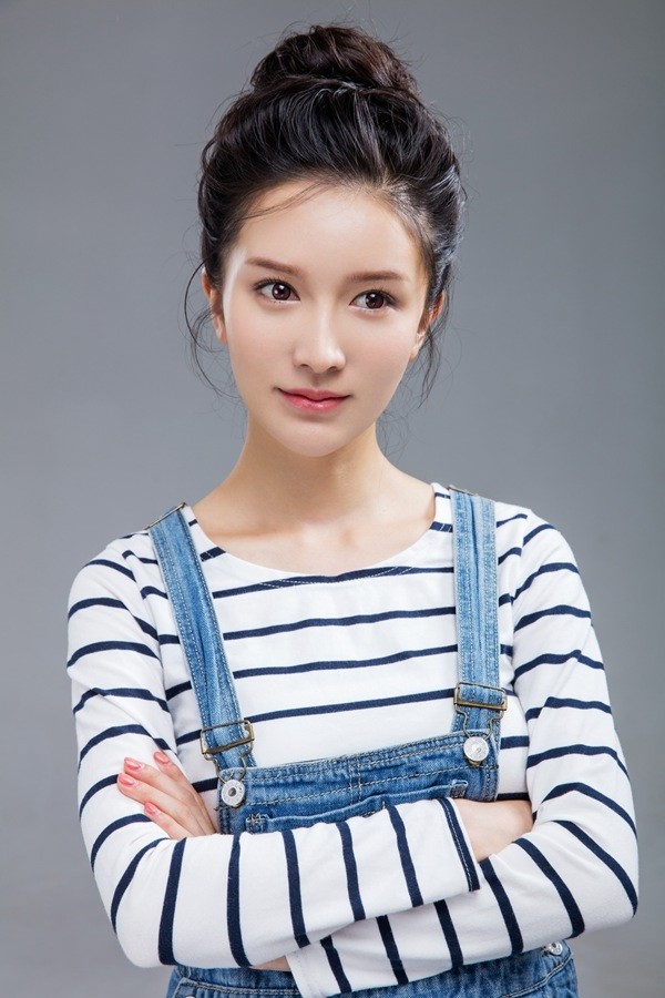 92年云南昆明女演员李艾瑾清纯甜美软萌羞涩