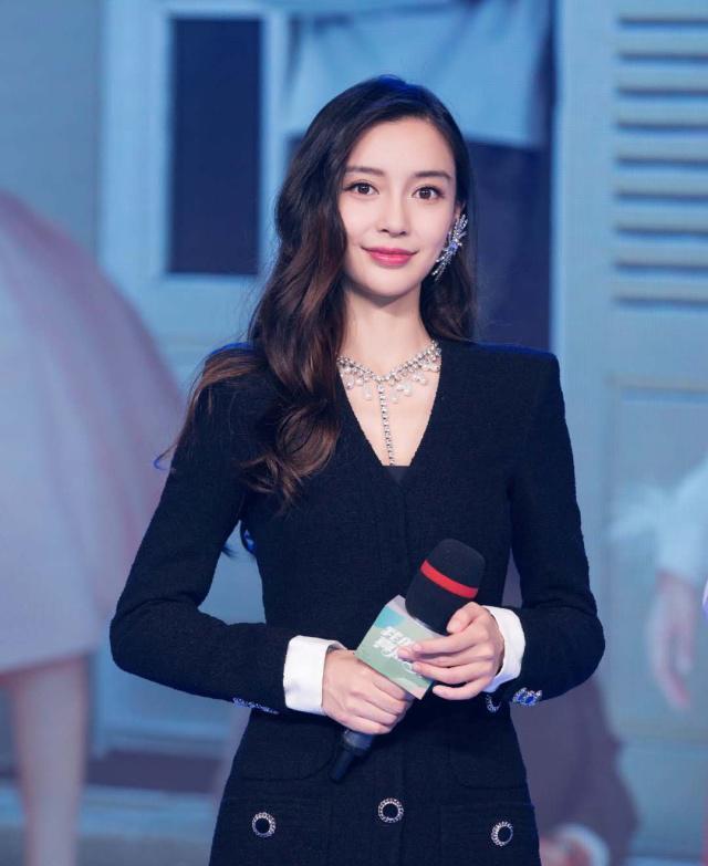 杨颖全黑西装裙配大红唇,尽显女王范,一点不像辣妈