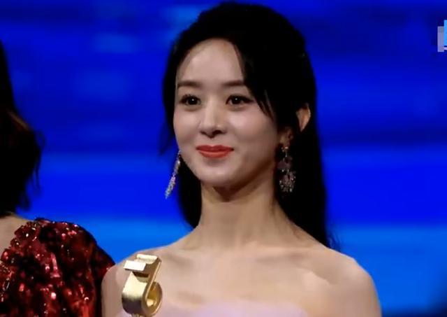 章子怡为赵丽颖颁奖,两人面向无美颜镜头时,8岁年龄差