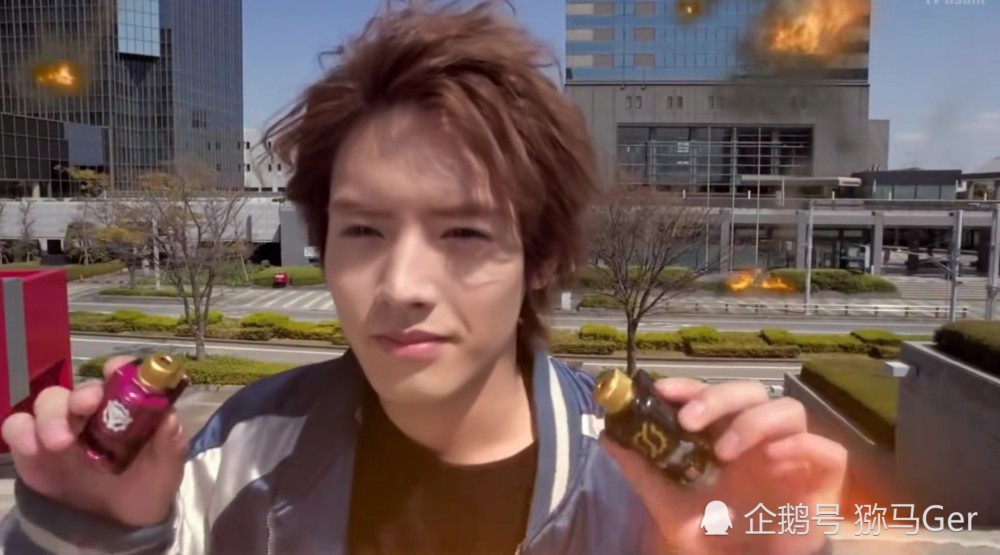在假面骑士里参演龙我的赤楚卫二火后参加各种综艺节目和电视剧