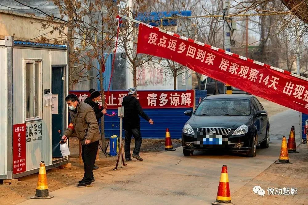 21日,在桃城区彭杜乡南王庄村疫情防控岗,多名防疫人员正在此处值守