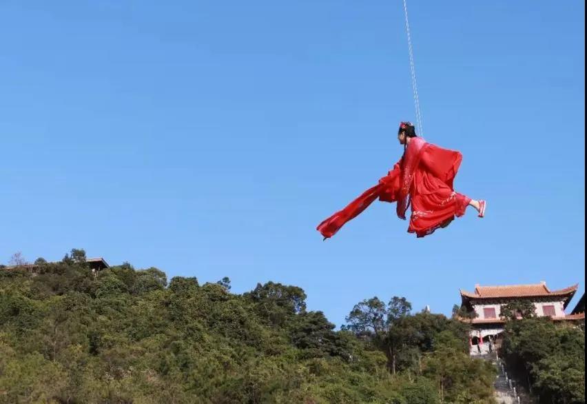 天外飞仙,火爆的威亚项目,东莞观音山圆您一个武侠梦