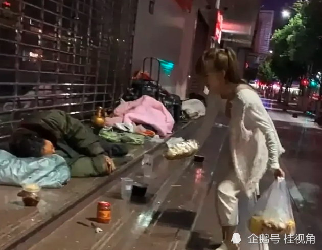 实拍:广东一女子深夜在公园睡觉,只盖一张薄被单