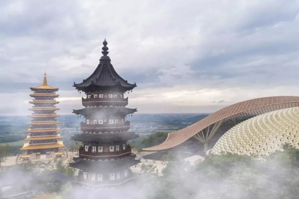 四荒"走进牛首山东门,便可见巍峨耸立的佛顶塔塔有88米余高,恢弘大气