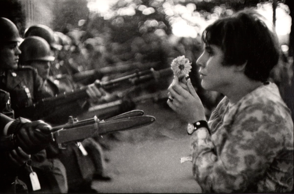 1967年五角大楼外的反战游行 马克·吕布/马格南图片社