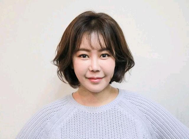 进入50岁的女人,少留长直发,多烫"气质发型,很减龄