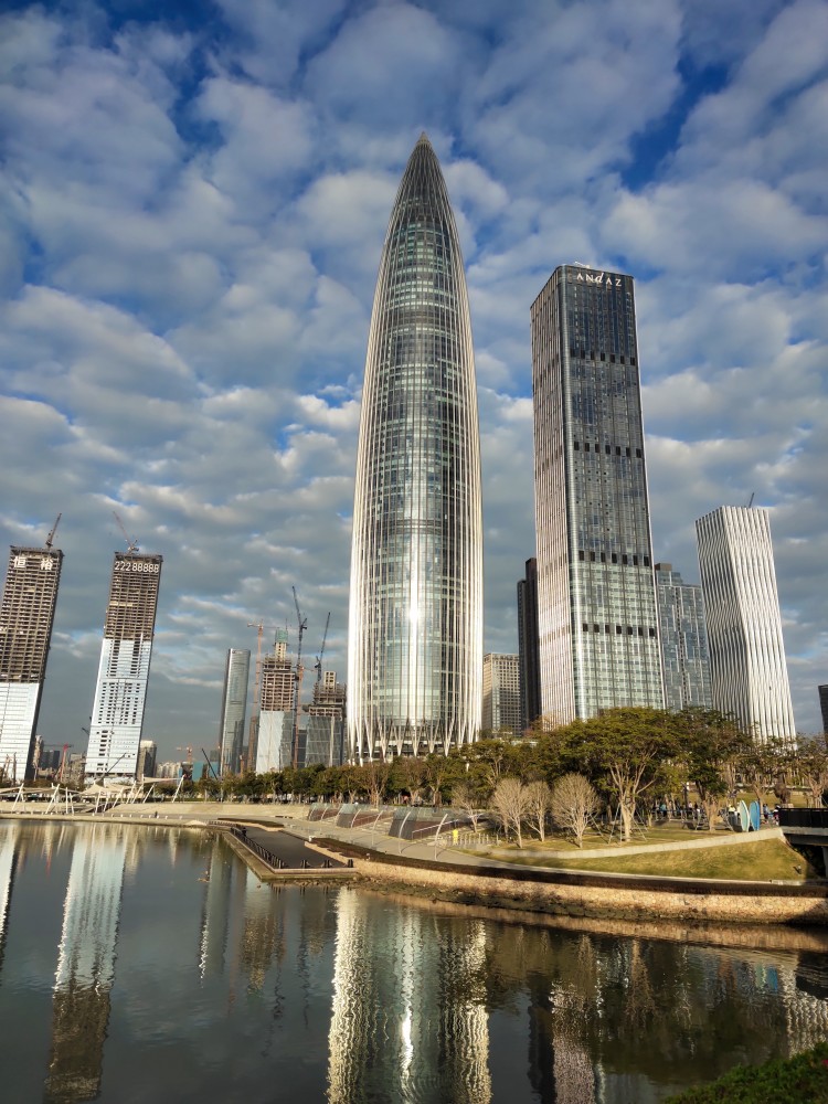 5米的高度,是深圳南山区        ,也是深圳一地标性建筑,又称"春笋"