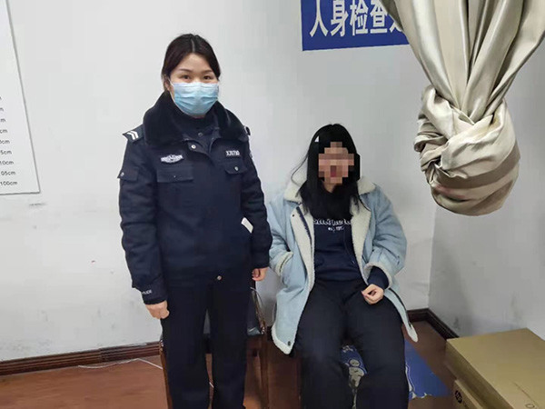 女逃犯补办驾照被民警当场识破