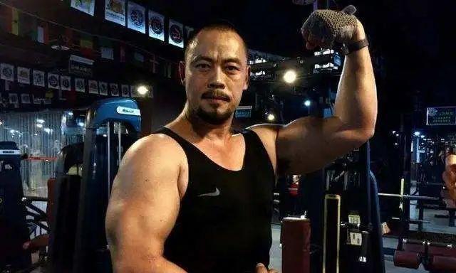 他是"中国版强森",47岁犹如年轻小伙,一身肌肉让小鲜肉汗颜!