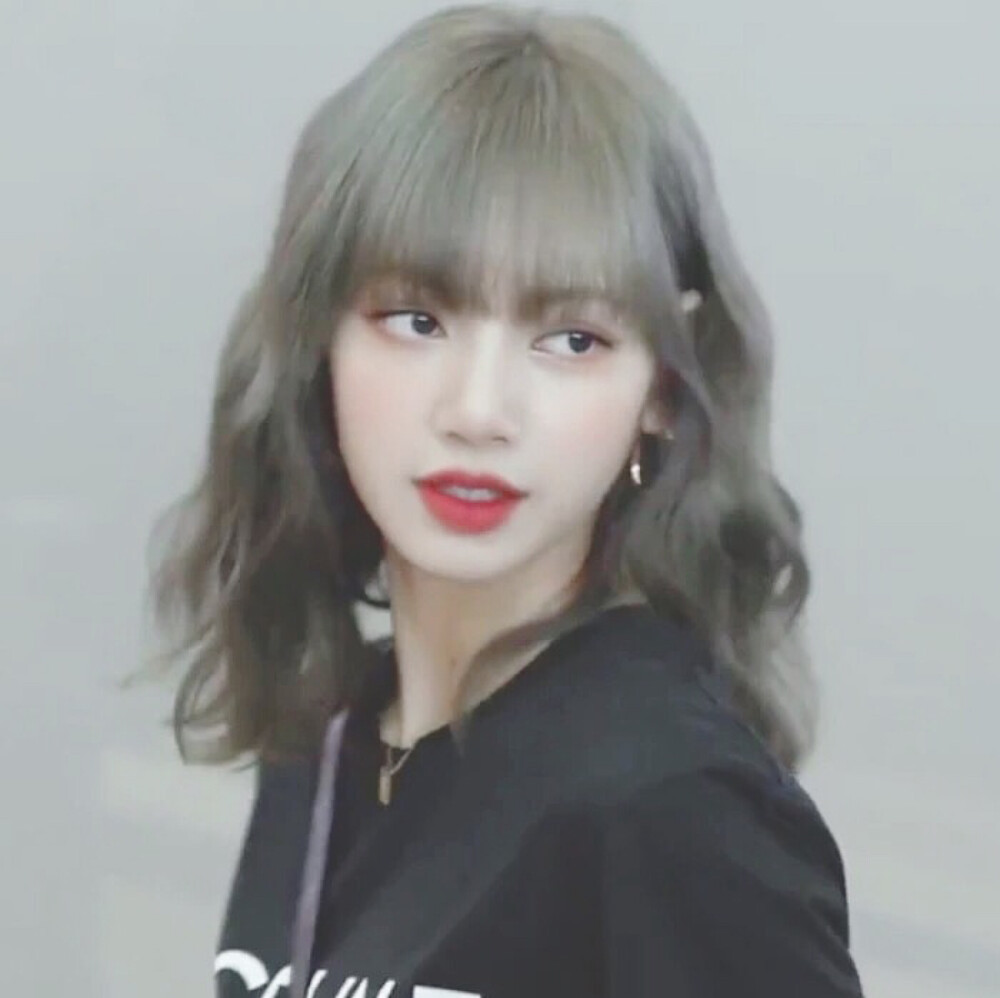 the9-安琦在机场穿的牛仔镂空衣与之前lisa穿的衣服非常相似,就连发型