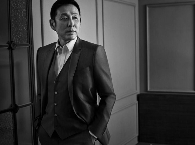 65岁陈道明白发苍苍,打高尔夫给千元小费被指要求高