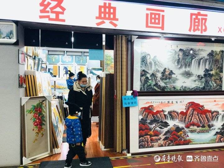 春节临近,济南中恒小商品批发市场里,来画廊挑选装饰画的市民络绎不绝