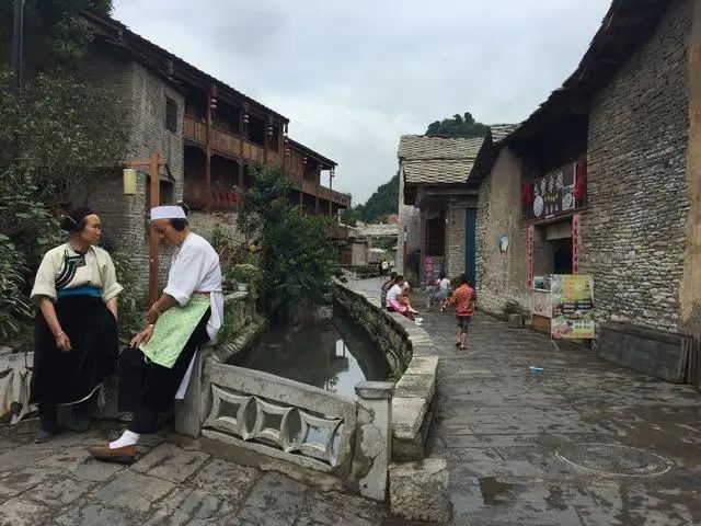 天龙屯堡古镇位于贵州省西部安顺市平坝区,喀斯特地貌大山深处,有天台