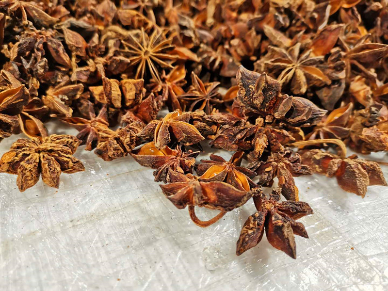 有些商家会将真假八角混合销售,购买时闻味道就很有必要了.