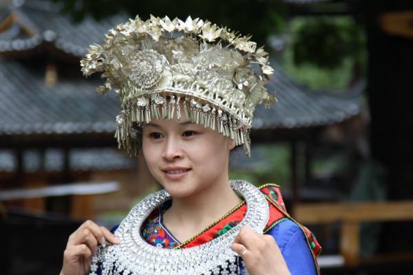 苗族旅行:当地美女灌酒,为何要婉拒?网友:喝了酒当心要负责哦