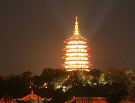 到了1999年7月的时候,浙江终于决定重修雷峰塔,并将此事排上了日程,到