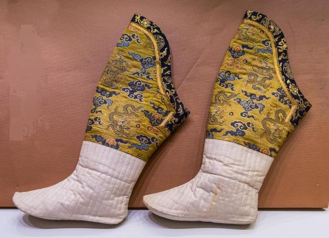 古人既然很早就穿袜子了,那么备受瞩目的古代皇帝穿的袜子啥样呢?