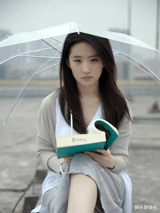 刘亦菲28岁旧照曝光,撑伞捧书文艺范十足,从此言情女主有了脸