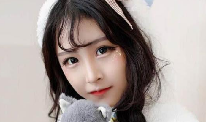 网红"猫妹妹"不畏素颜,放弃滤镜下露出真容,下巴抢镜引争议