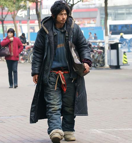 还记得邋遢的犀利哥?被大神用黑科技p上西装,不当男主