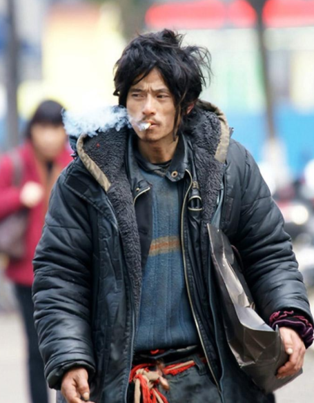 还记得邋遢的犀利哥?被大神用黑科技p上西装,不当男主
