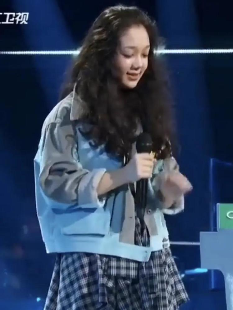 希林娜依高晒出减肥食谱,晚上只吃三颗糖,评论区留言成亮点
