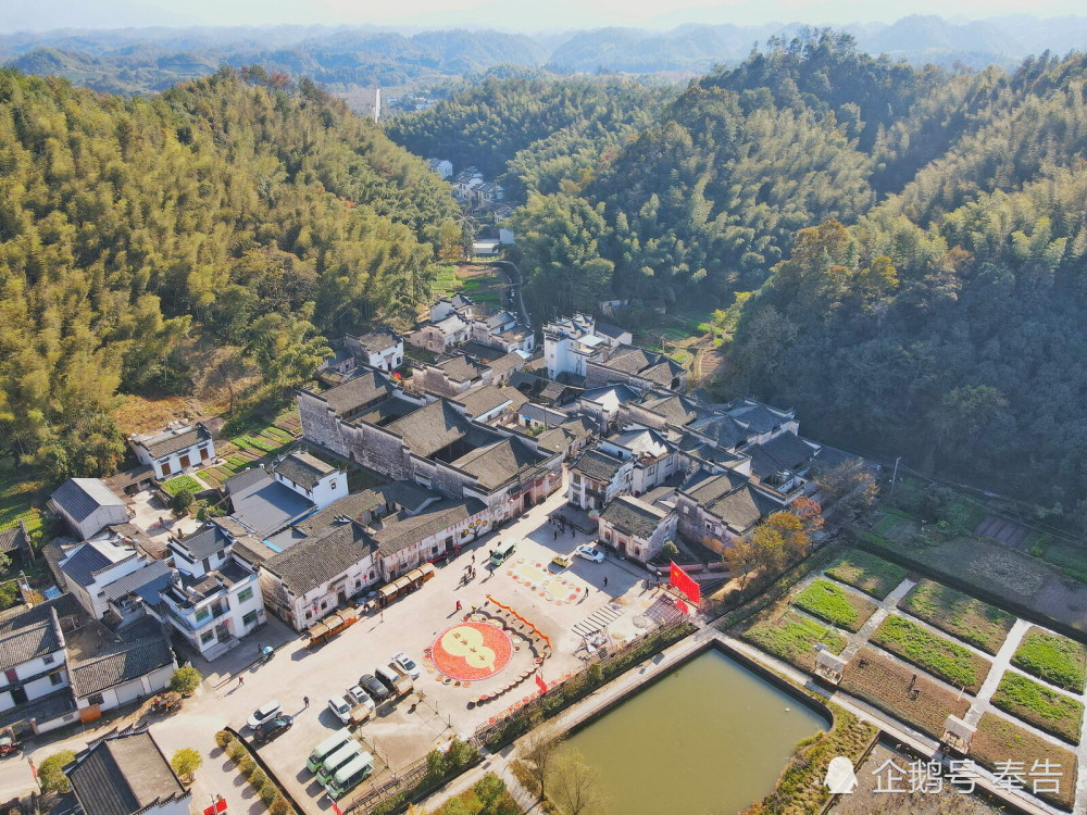 黄山休宁黄村状若燕巢,四周青山绿水,著名的进士第就坐落村中.