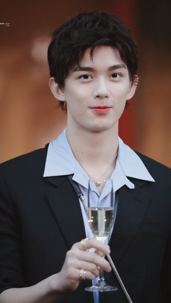 吴磊头像壁纸养成系的快乐言情男主的成长