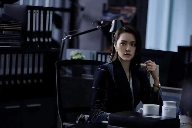蔡文静中二,谭卓伪刚!细品《紧急公关》,每个女角色都
