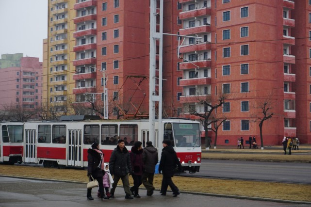 图为朝鲜平壤冬日街景,给人一种空旷的感觉.