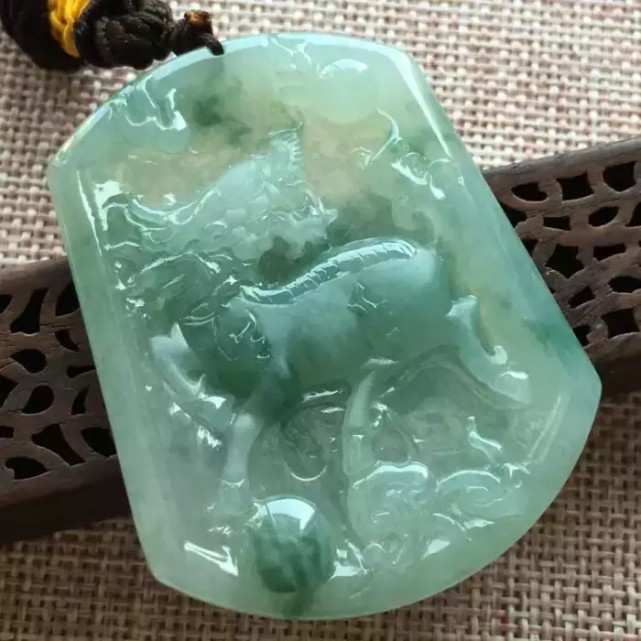 【哈轩翡翠】玉雕师喜欢雕刻的瑞兽之——翡翠麒麟