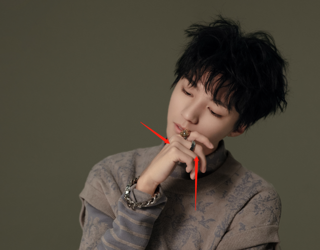 王俊凯生病后亮相,露肩锁骨造型让妈粉阻止,有人却关注错了重点