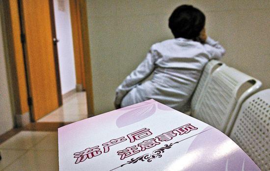 婆让95后儿媳引产6月大二胎,孩子出来后,家人反应显"人性"