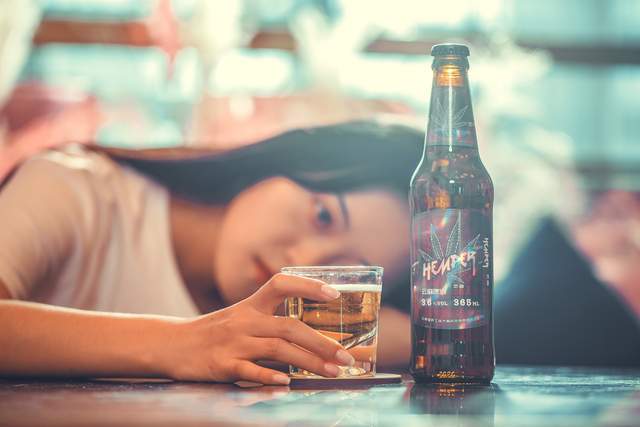 女人喝酒喝的是情醉的是爱