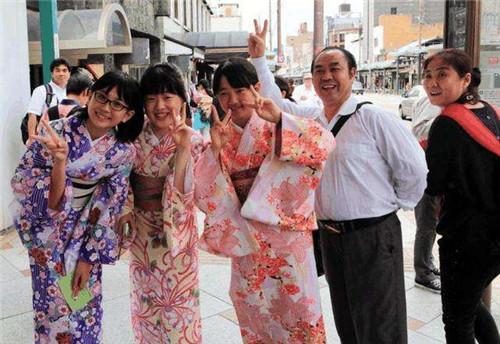 可是和岛国日本比起来,资源匮乏的他们物价更高,甚至1个西瓜就要1500