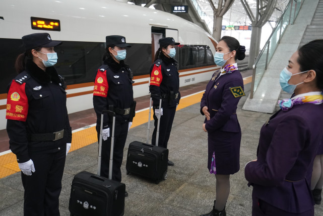 南京铁路公安处乘警支队三大队乘警长石驰(后右一)指导女乘警制服"