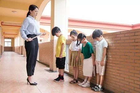 武汉一小学老师因用戒尺打学生手心而被停课,是对还是
