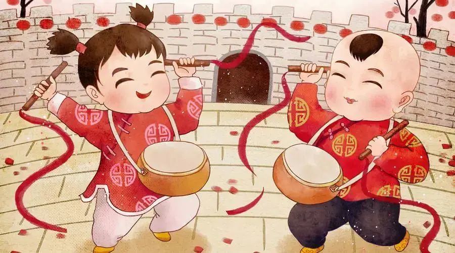大年初一,大人们喜欢给孩子们穿上大红色的衣服,大红色的帽子,头上插