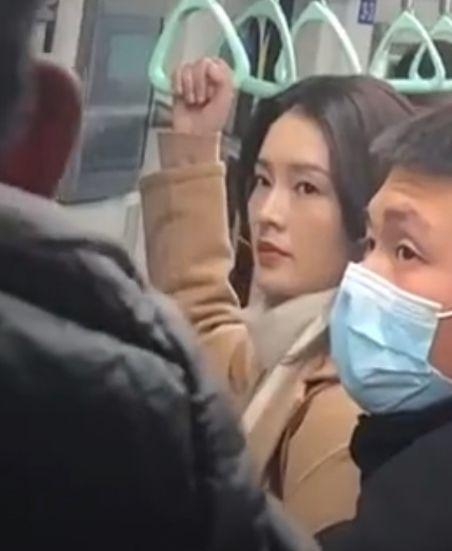 李沁公然挑战网友底线被拍不文明行为经纪人拉都拉不住