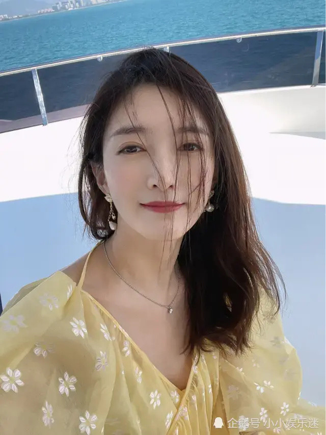 江疏影状态真不错!在游艇上穿碎花裙戴草帽拍照,清新又甜美