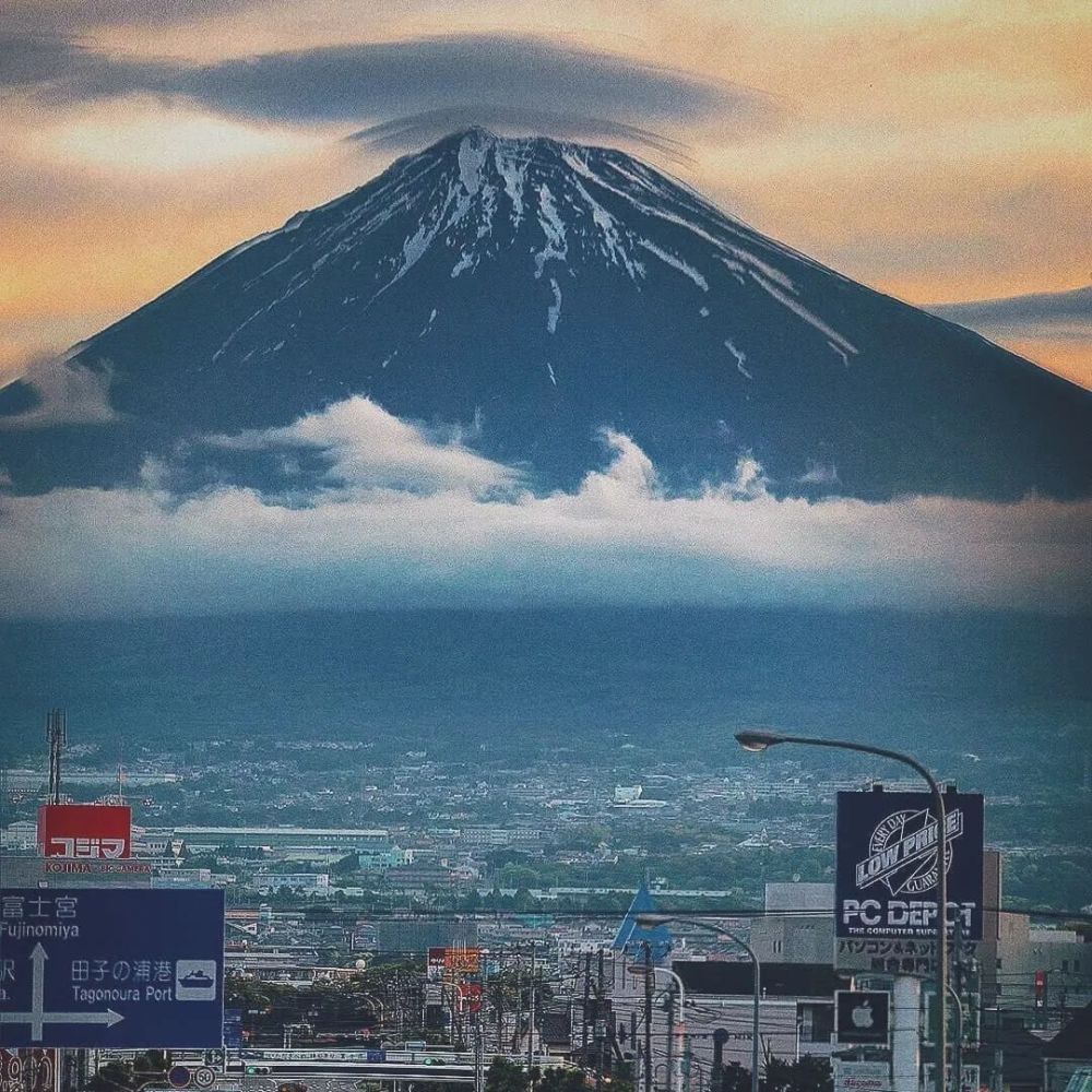 背景图富士山下