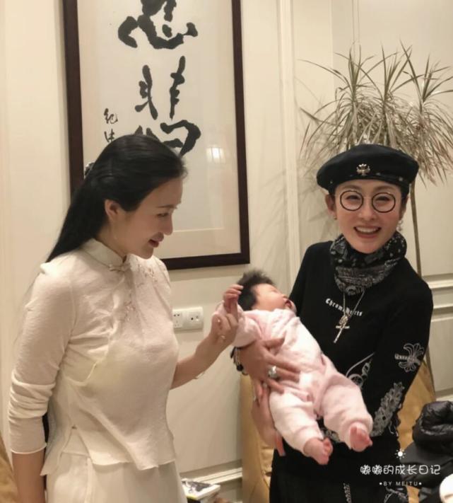 70岁张纪中宴请客人,左拥张敏右抱娇妻,39岁杜星霖纹