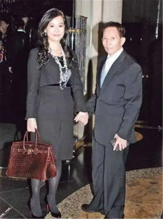 20年前,刘家良突袭回家给妻子惊喜,3分钟后男领导全身赤裸坠亡