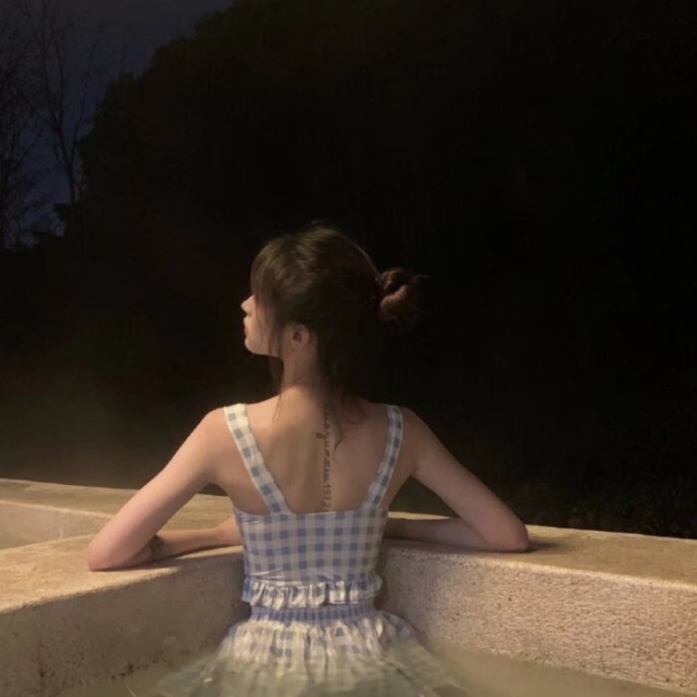 深情不过百日 热情终归无情 我吹过你吹过的风 那我们算不算相拥