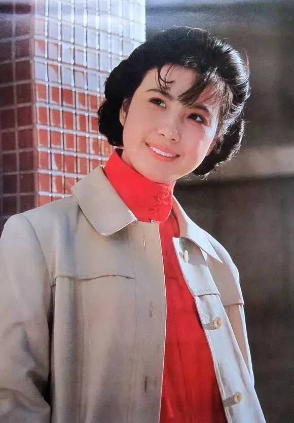 58岁"枣花"吴玉华,二婚嫁给著名画家成亿万富婆,今一家很幸福