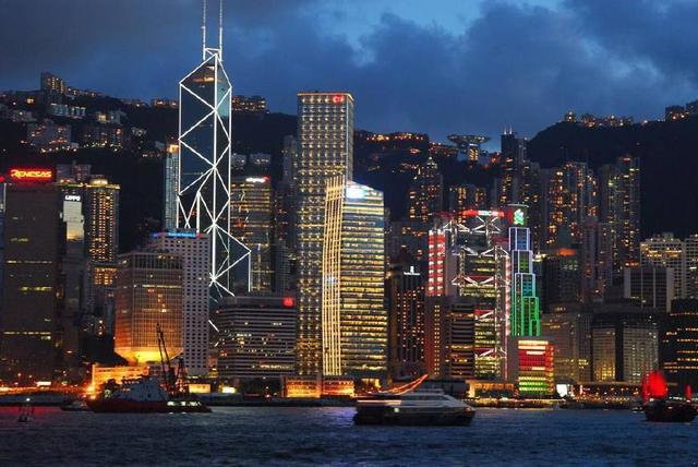 香港旺角和深水埗:一个生意火爆吸引游客,另一个旧楼遍布没人来