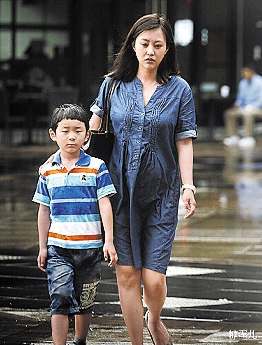 郝蕾私下穿运动套装,胖的像穿紧身衣,但起码她真实不会装!