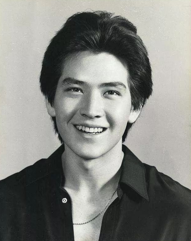 费翔有何难言之隐?一首歌火了34年,为登春晚遭封杀,巅峰时隐退