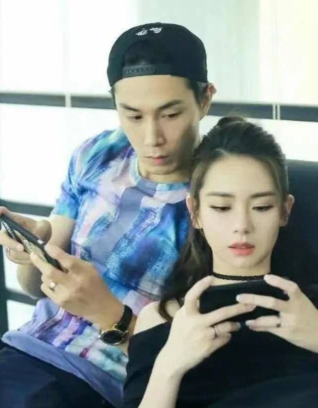 李承铉戚薇受访自曝不信一见钟情,两人第一次见面时双方都非单身