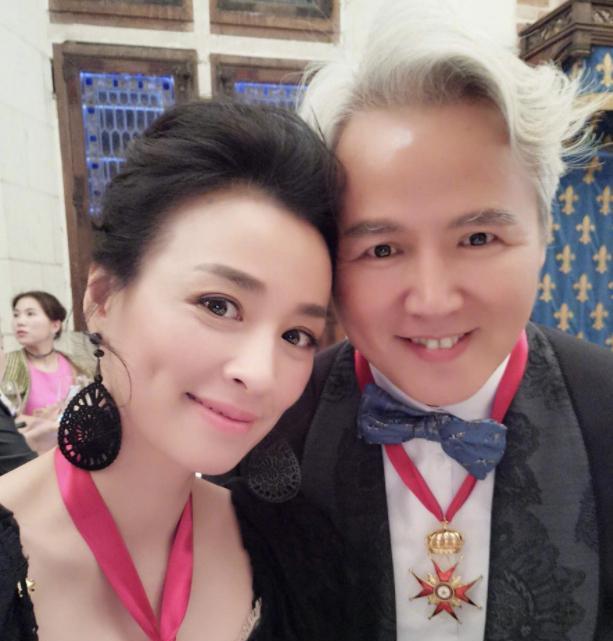 张庭公司再惹争议美女员工向60岁林瑞阳下跪领粥回应尊重老人